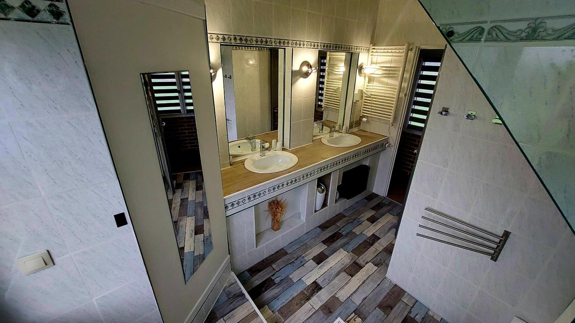 Bed & Breakfast La Longere Des Nuits De Varenne 3*